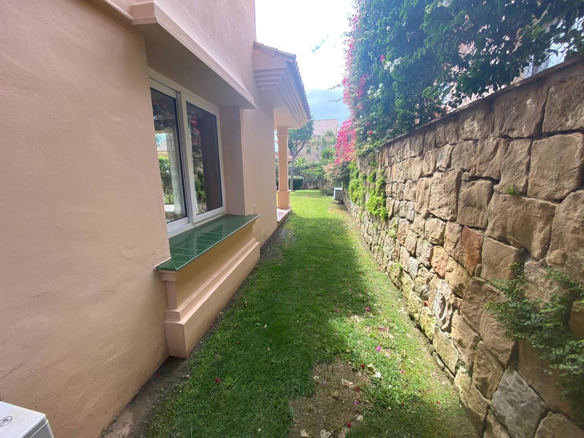 3 camera da letto Villetta Bifamiliare da affittare in Riviera del Sol con piscina garage - 2.000 € (Rif: 9397882)