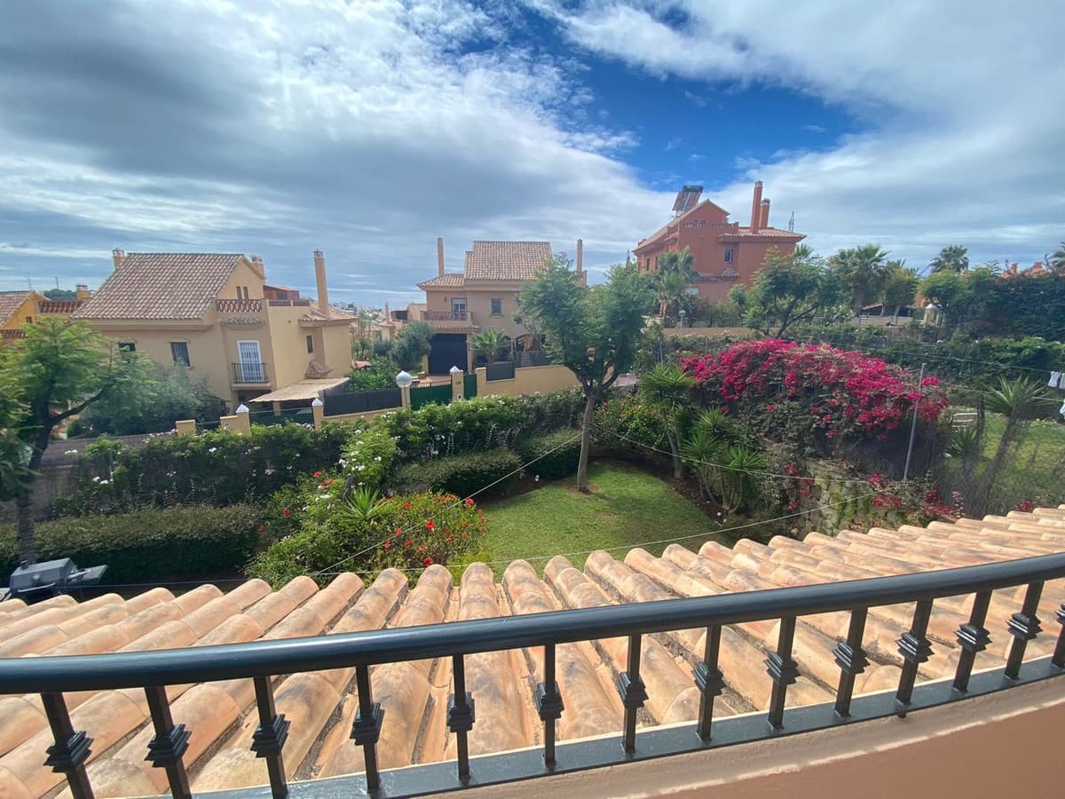 3 camera da letto Villetta Bifamiliare da affittare in Riviera del Sol con piscina garage - 2.000 € (Rif: 9397882)