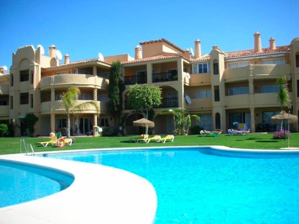 3 bedroom Apartment for sale in Calahonda with pool - € 419,500 (Ref: 9496473)