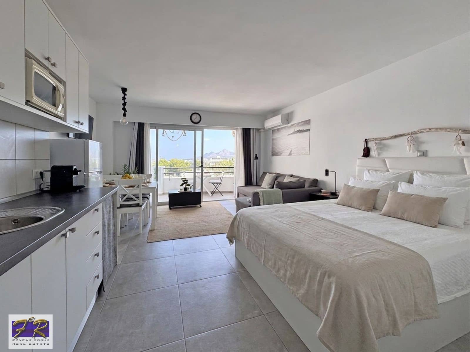 Flat for sale in Puerto de Alcudia with pool - € 235,000 (Ref: 10021914)