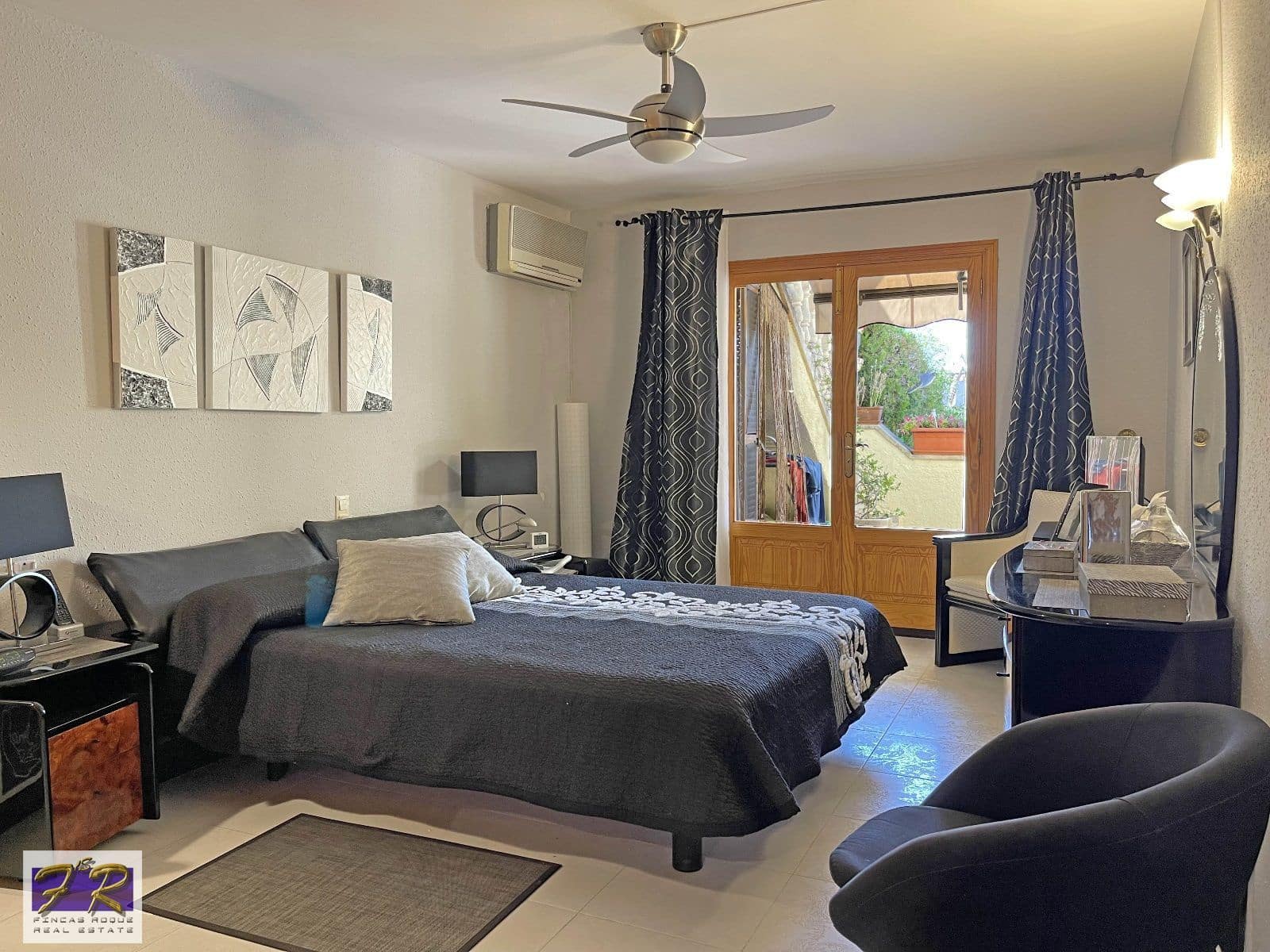 5 soverom Villa til salgs i Aucanada med svømmebasseng garasje - € 1 591 000 (Ref: 7862874)