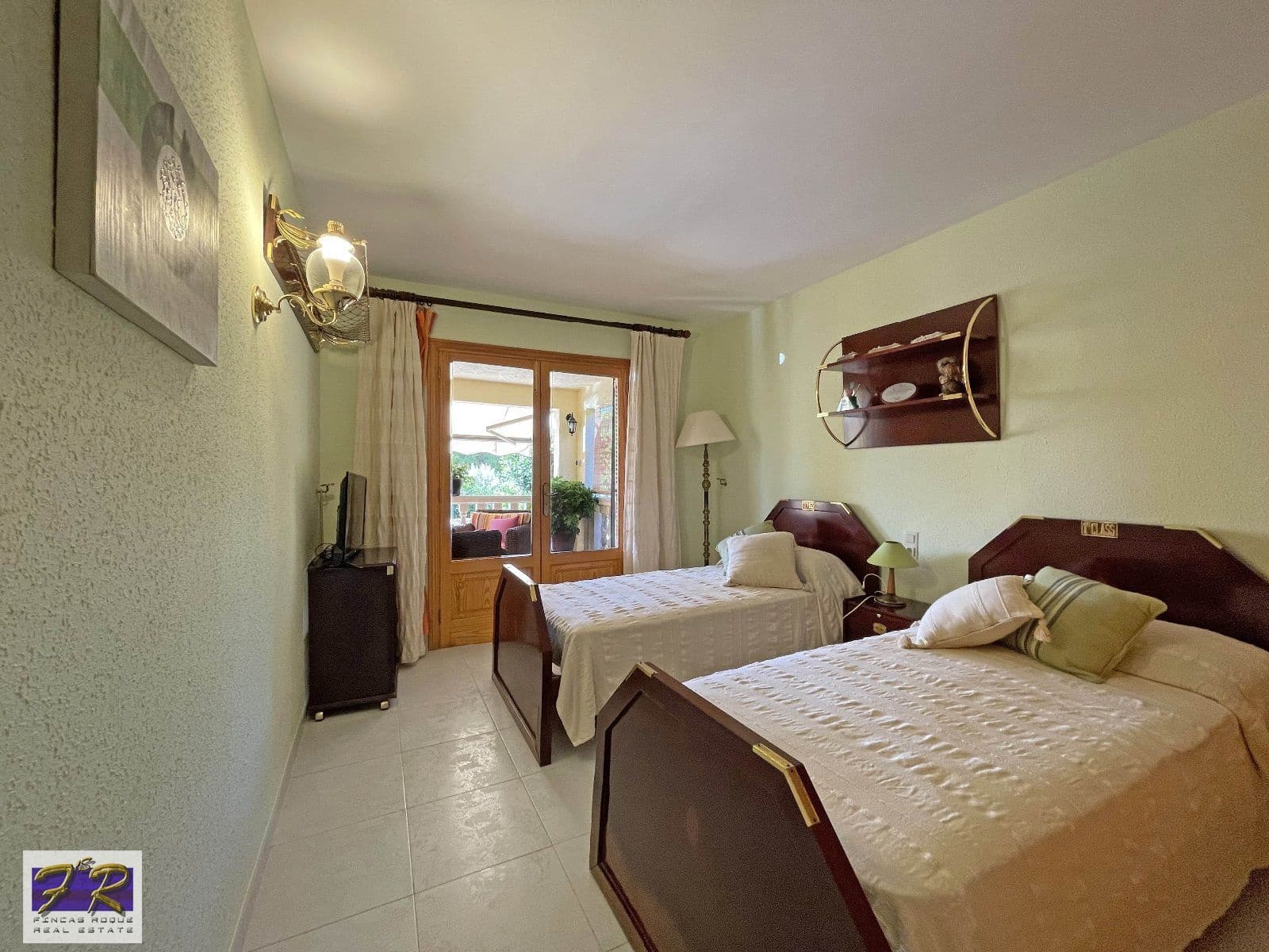 5 soverom Villa til salgs i Aucanada med svømmebasseng garasje - € 1 591 000 (Ref: 7862874)