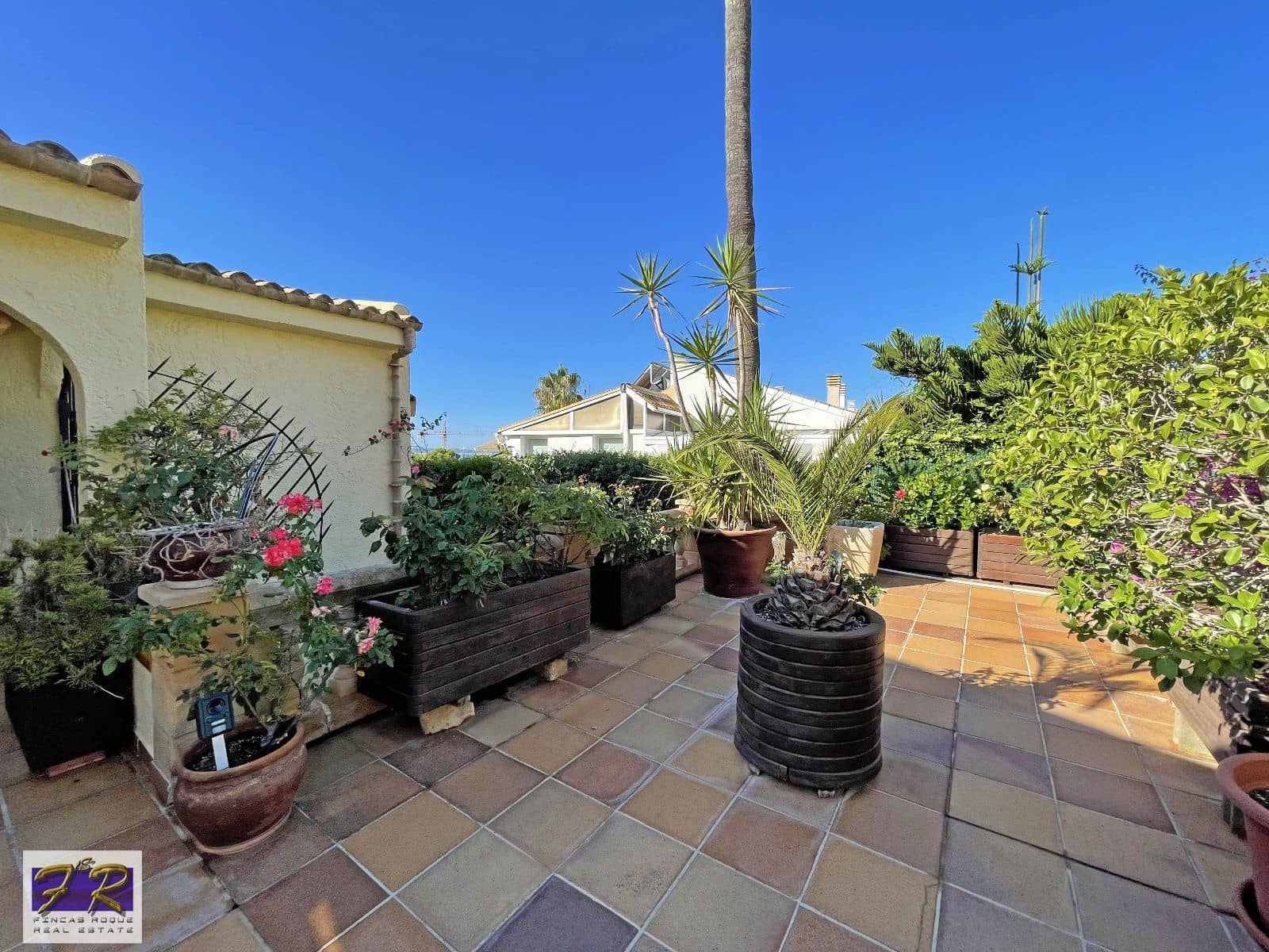 5 soverom Villa til salgs i Aucanada med svømmebasseng garasje - € 1 591 000 (Ref: 7862874)