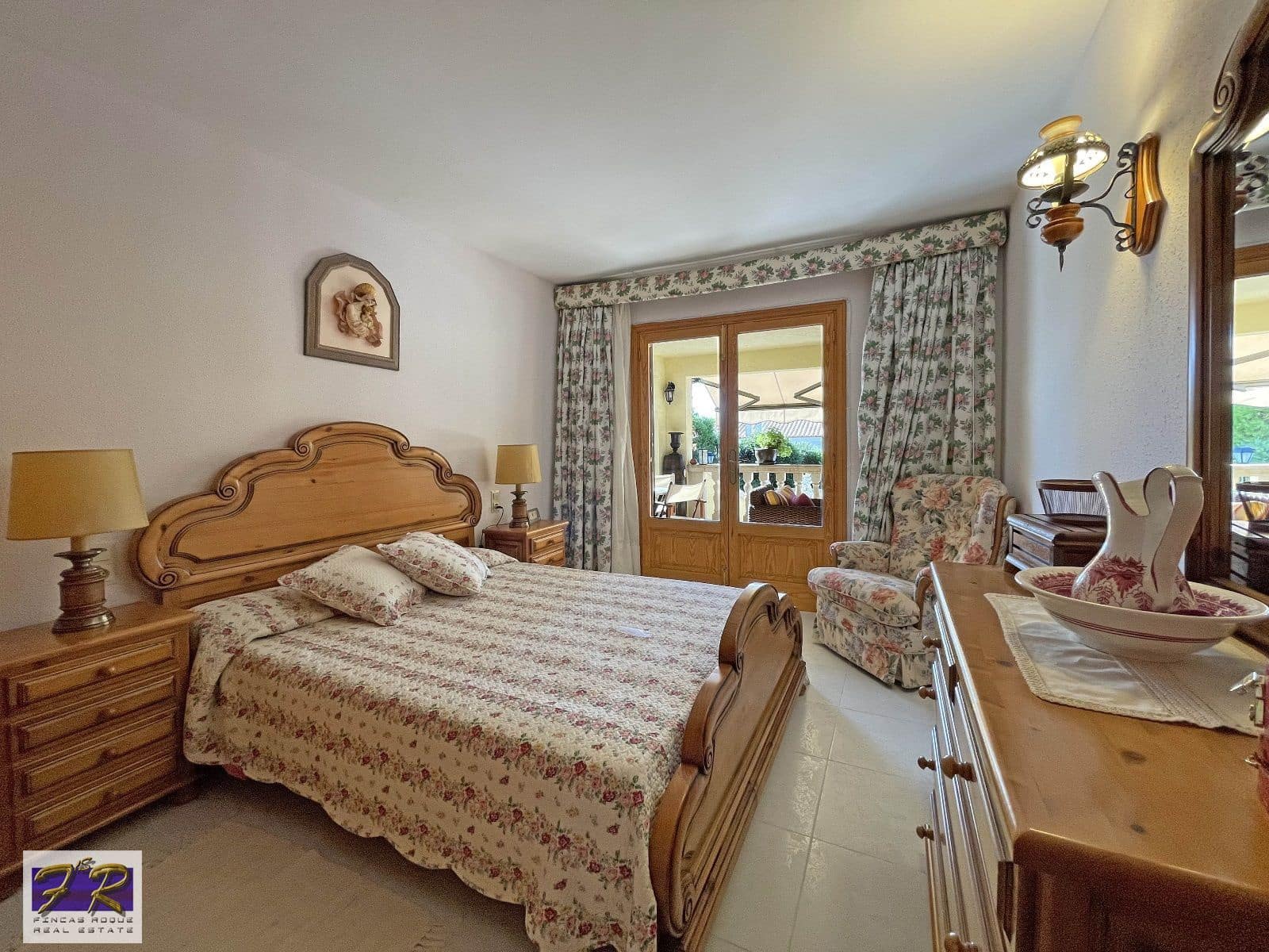 5 soverom Villa til salgs i Aucanada med svømmebasseng garasje - € 1 591 000 (Ref: 7862874)