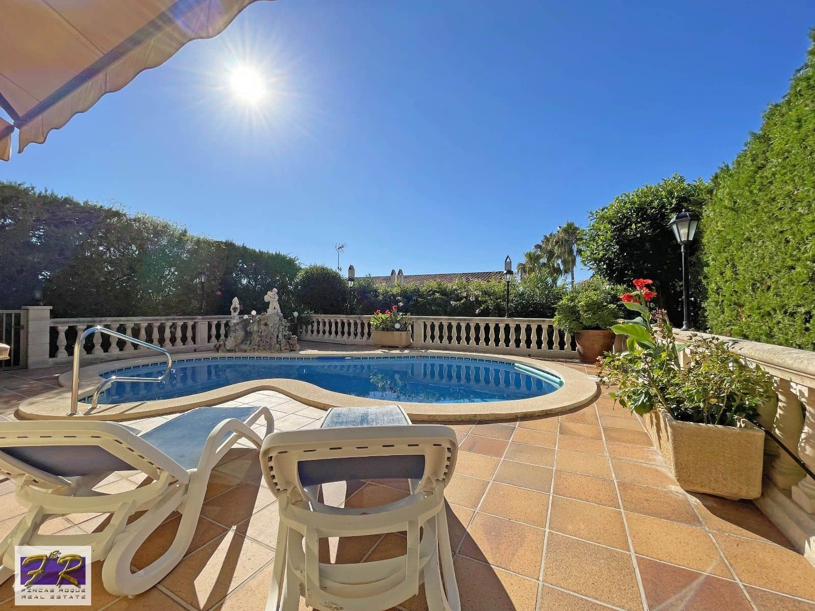 5 soverom Villa til salgs i Aucanada med svømmebasseng garasje - € 1 591 000 (Ref: 7862874)