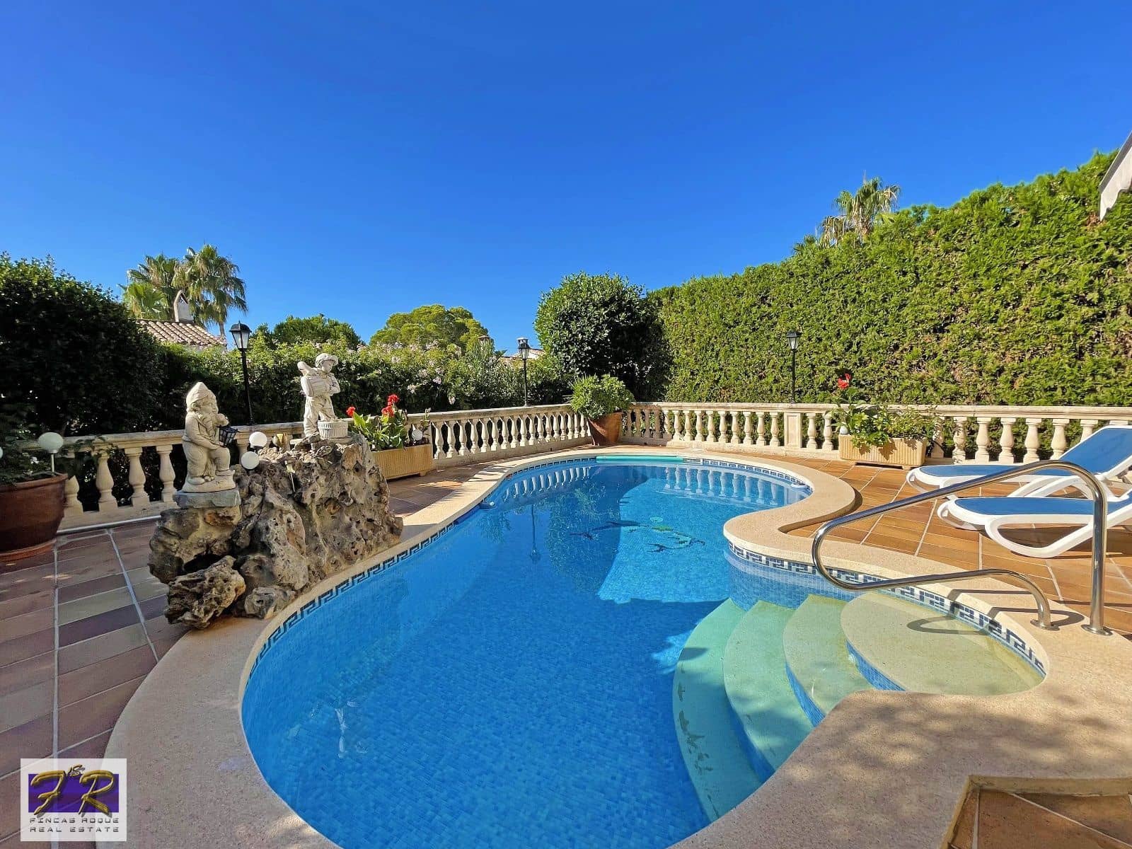 5 soverom Villa til salgs i Aucanada med svømmebasseng garasje - € 1 591 000 (Ref: 7862874)