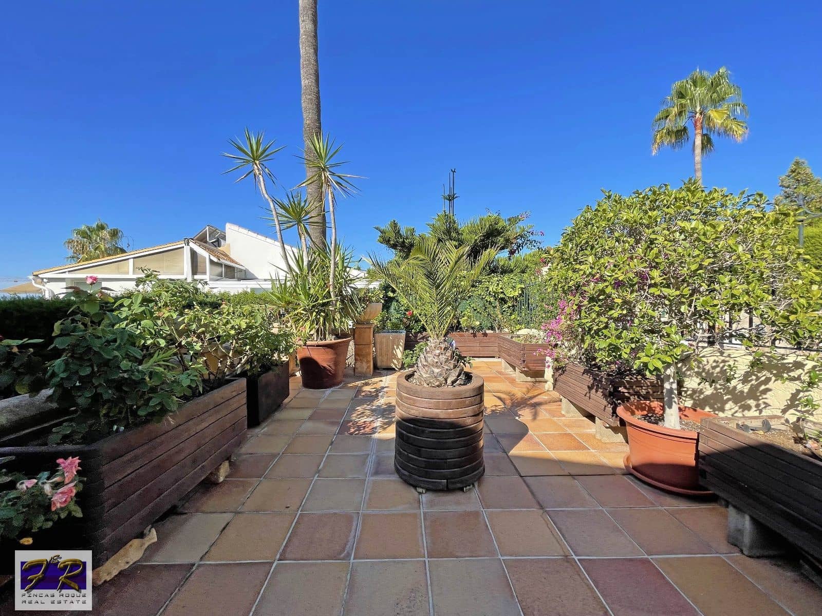 5 soverom Villa til salgs i Aucanada med svømmebasseng garasje - € 1 591 000 (Ref: 7862874)