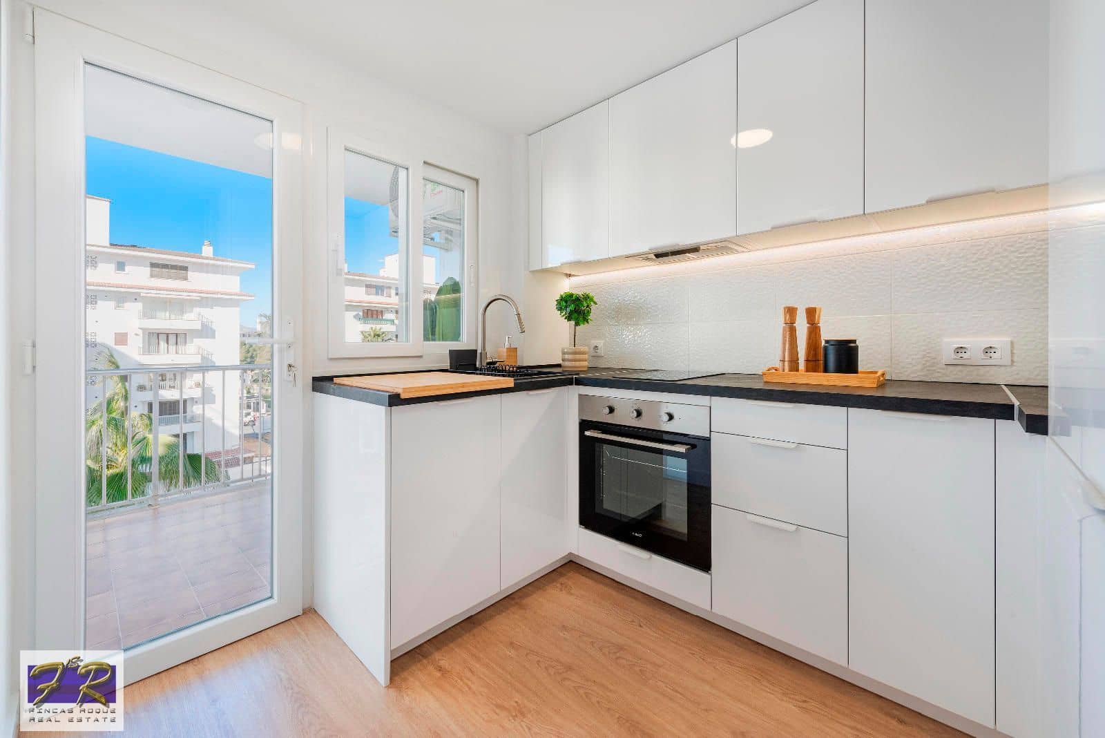 3 slaapkamer Flat te koop in Puerto de Alcudia - € 445.000 (Ref: 8788693)