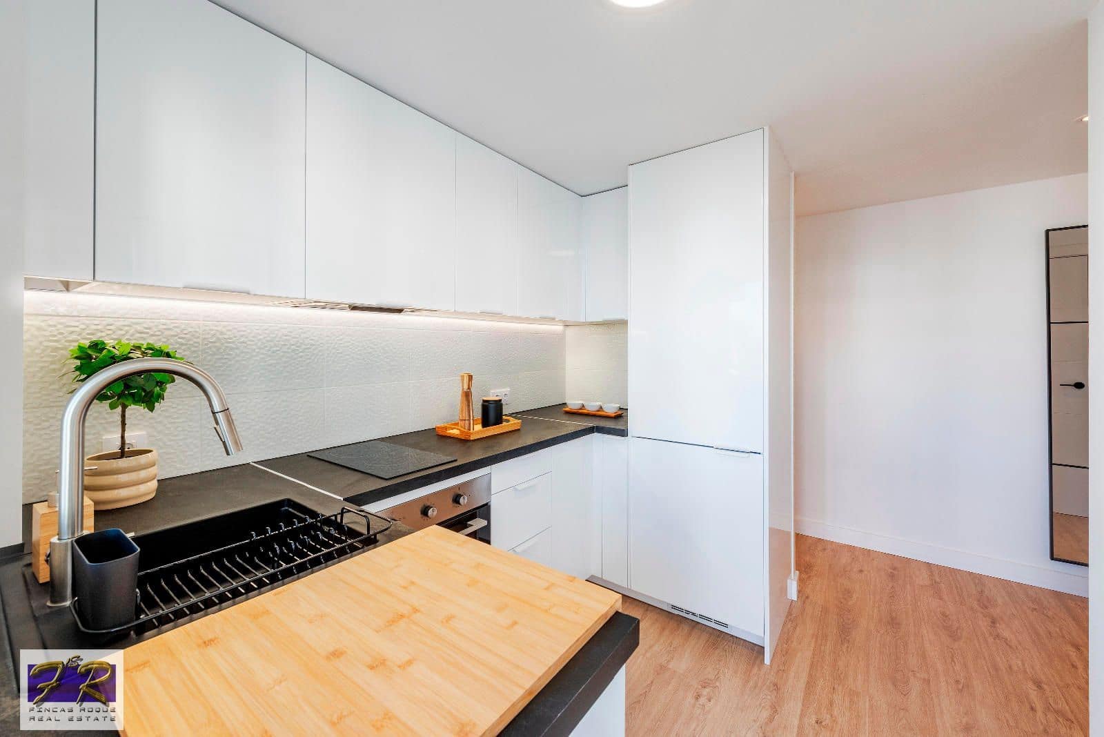 3 slaapkamer Flat te koop in Puerto de Alcudia - € 445.000 (Ref: 8788693)