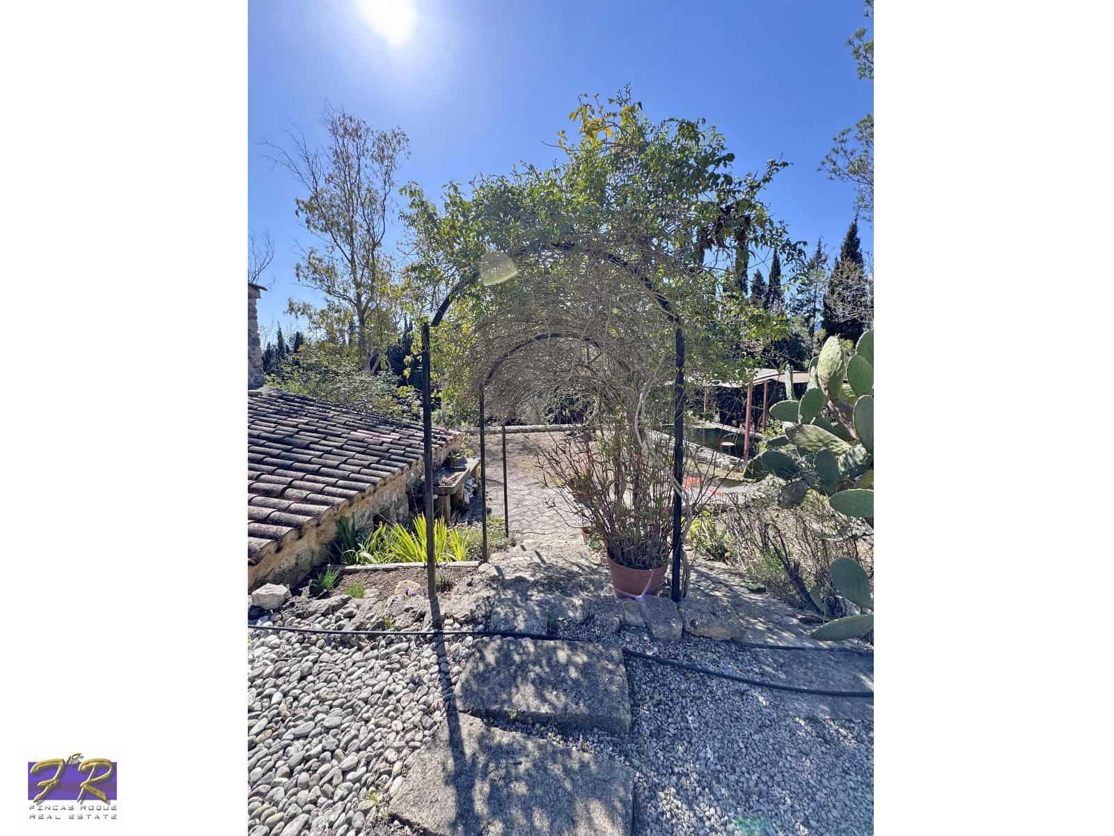 1 sypialnia Finka/Dom wiejski na sprzedaż w Buger z basenem garażem - 620 000 € (Ref: 9231865)