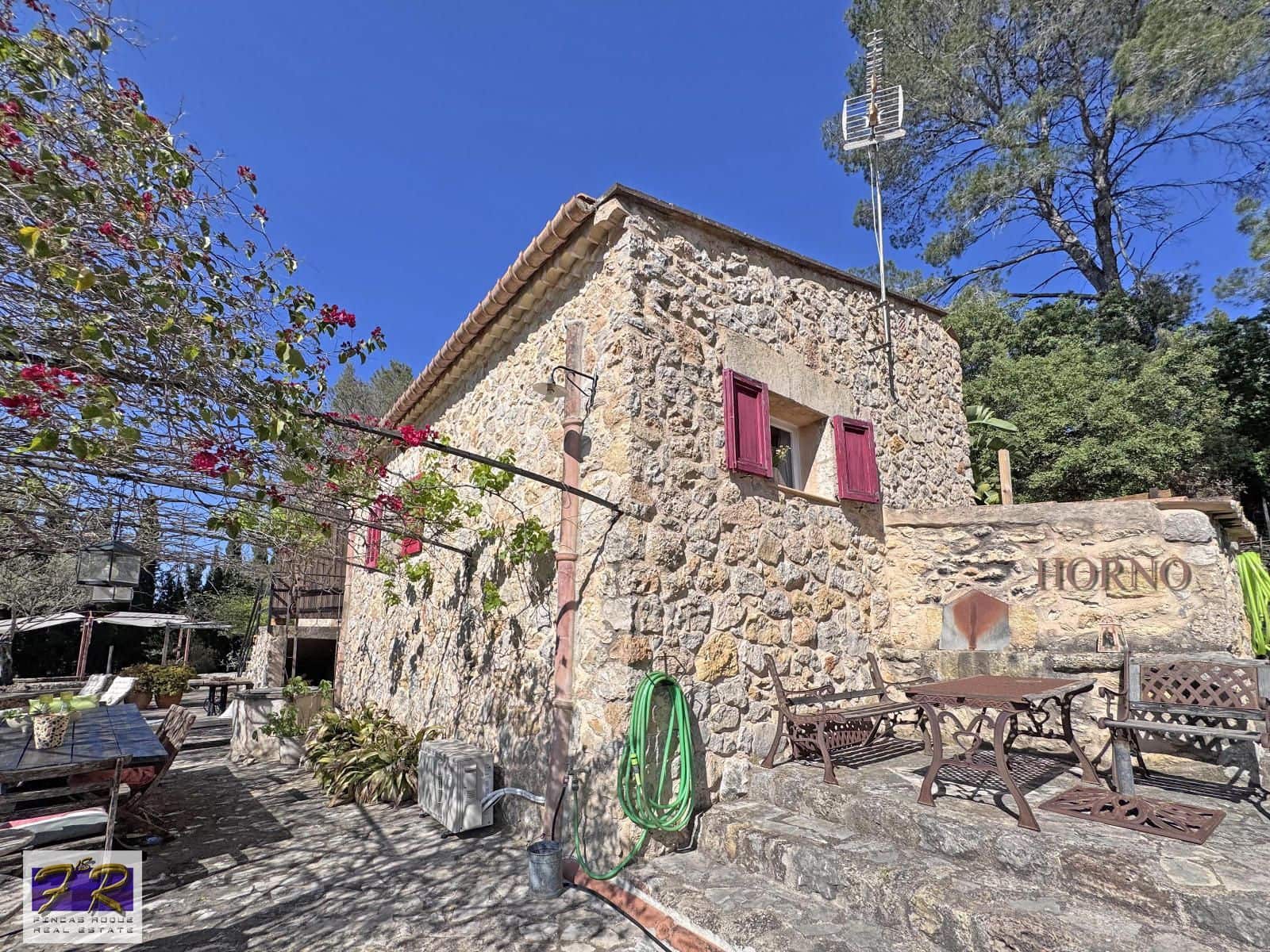 1 sypialnia Finka/Dom wiejski na sprzedaż w Buger z basenem garażem - 620 000 € (Ref: 9231865)