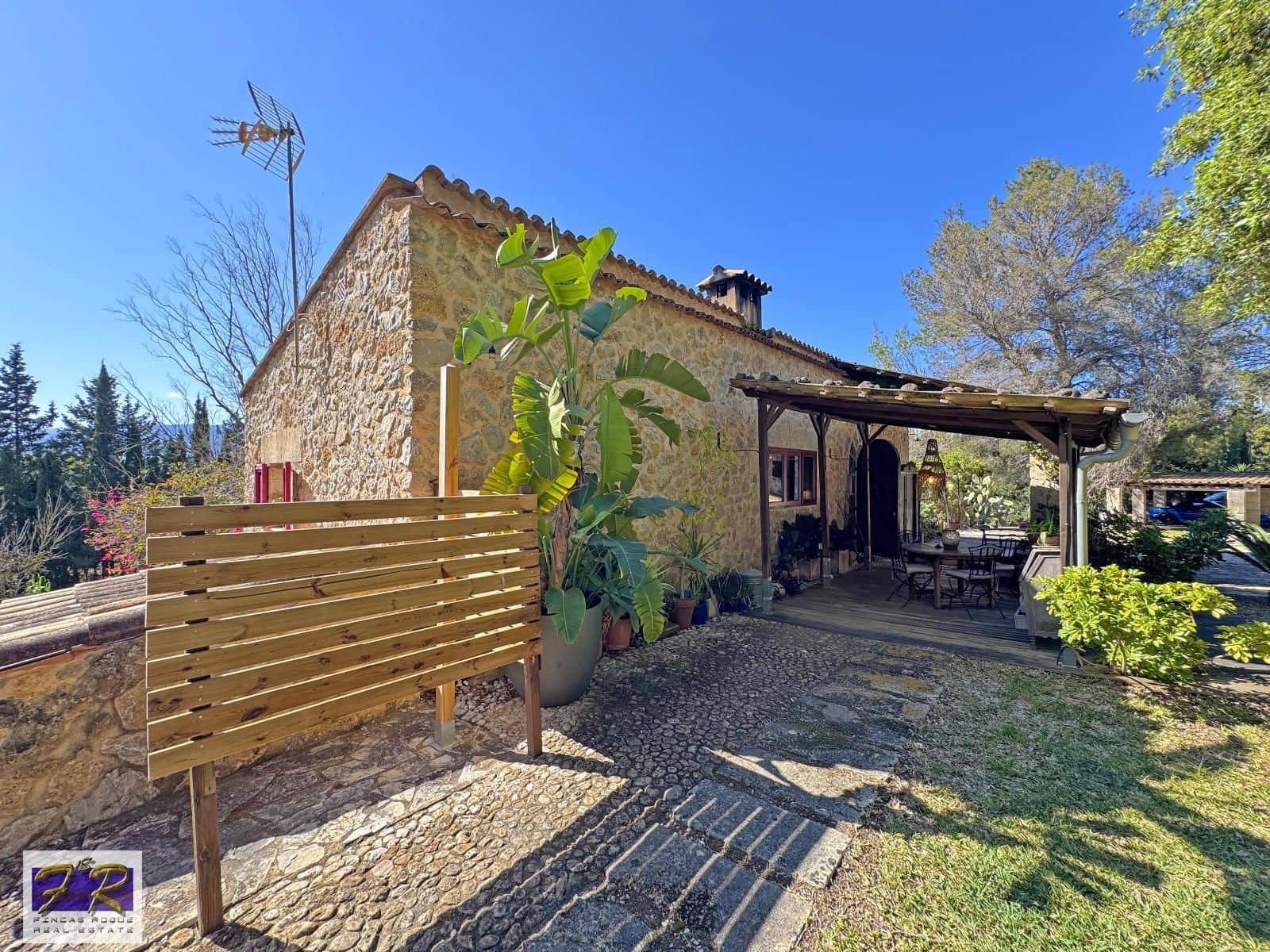 1 sypialnia Finka/Dom wiejski na sprzedaż w Buger z basenem garażem - 620 000 € (Ref: 9231865)