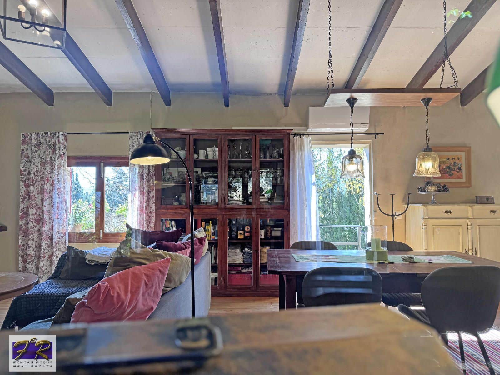 1 sypialnia Finka/Dom wiejski na sprzedaż w Buger z basenem garażem - 620 000 € (Ref: 9231865)