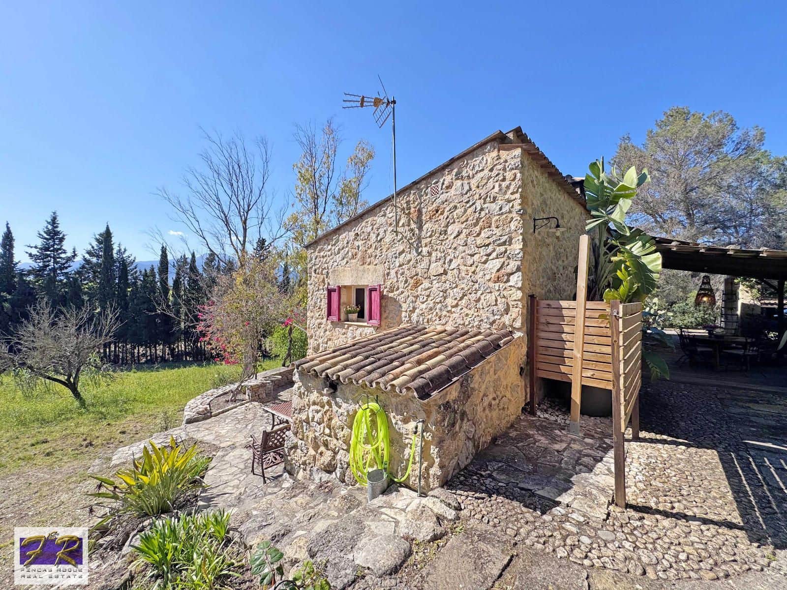 1 sypialnia Finka/Dom wiejski na sprzedaż w Buger z basenem garażem - 620 000 € (Ref: 9231865)