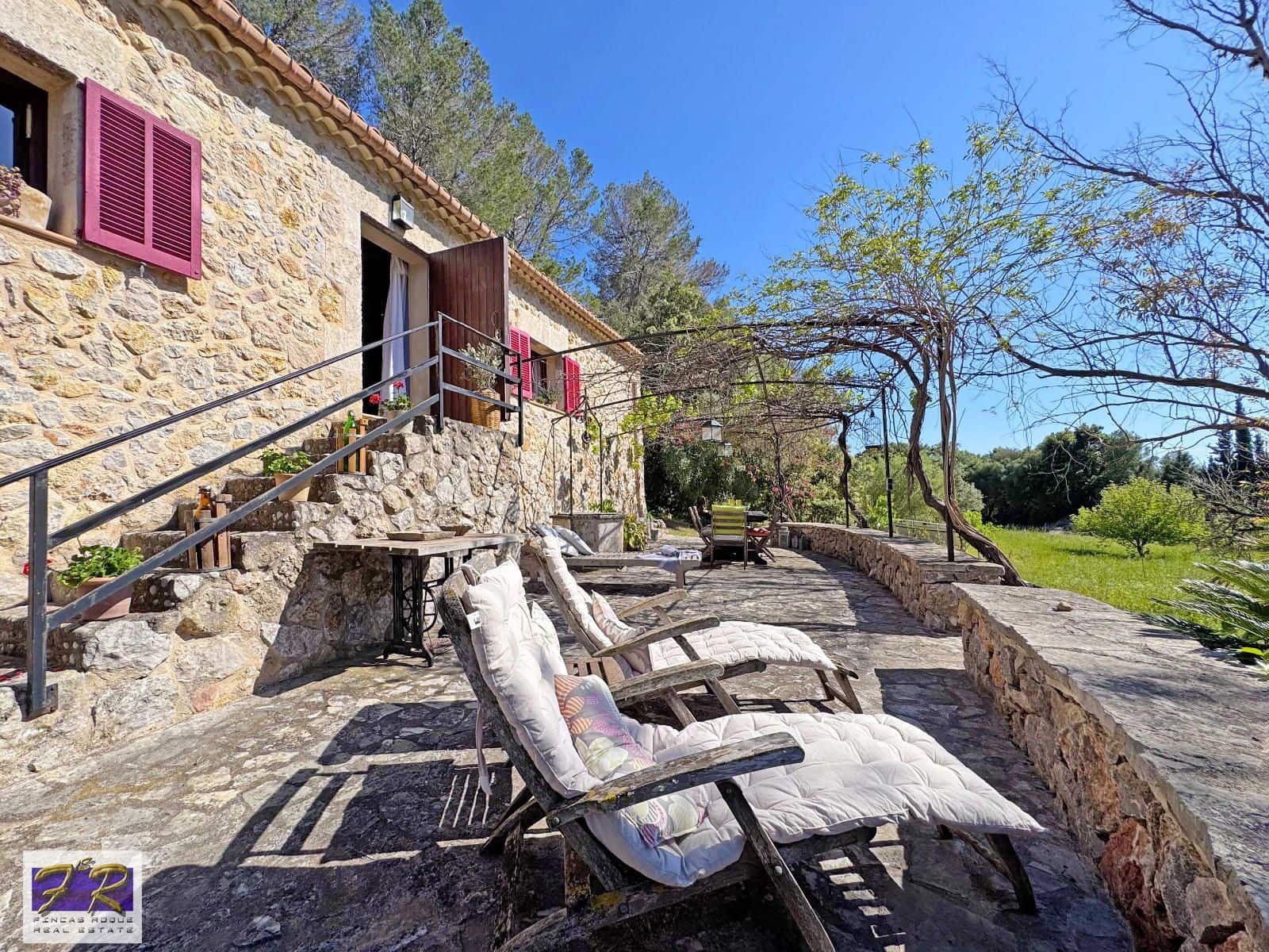 1 sypialnia Finka/Dom wiejski na sprzedaż w Buger z basenem garażem - 620 000 € (Ref: 9231865)