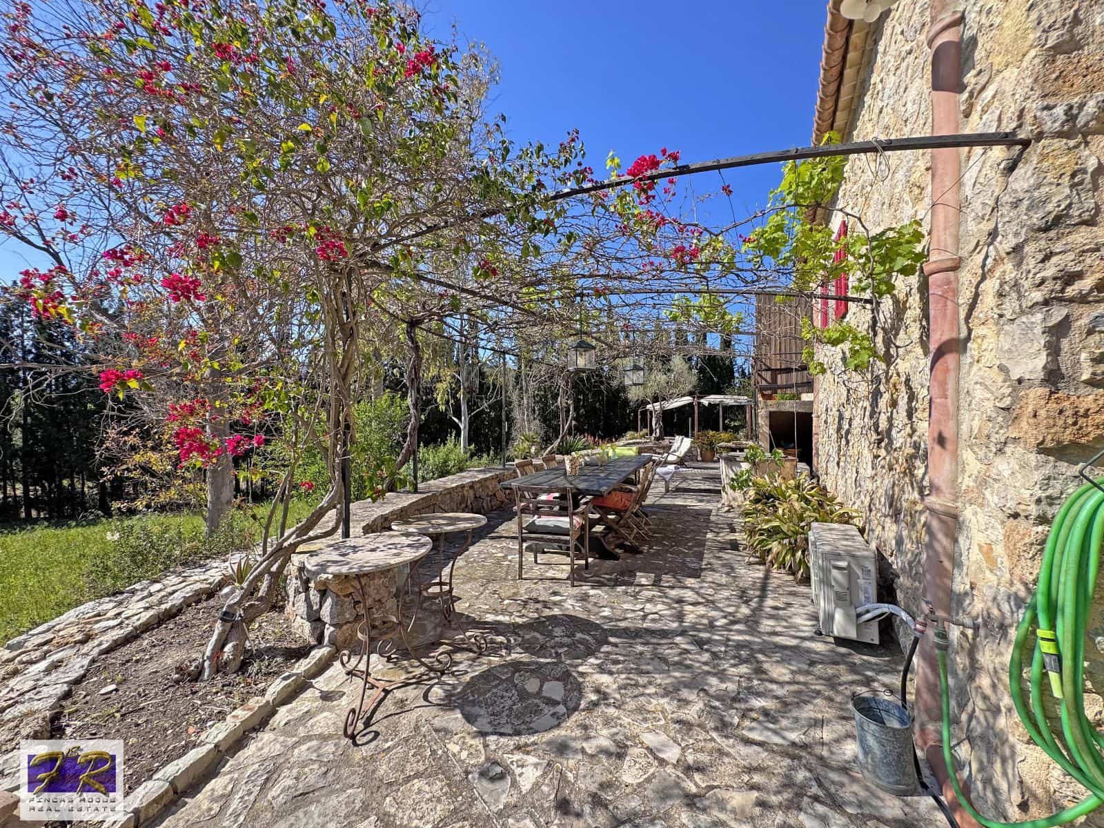 1 sypialnia Finka/Dom wiejski na sprzedaż w Buger z basenem garażem - 620 000 € (Ref: 9231865)