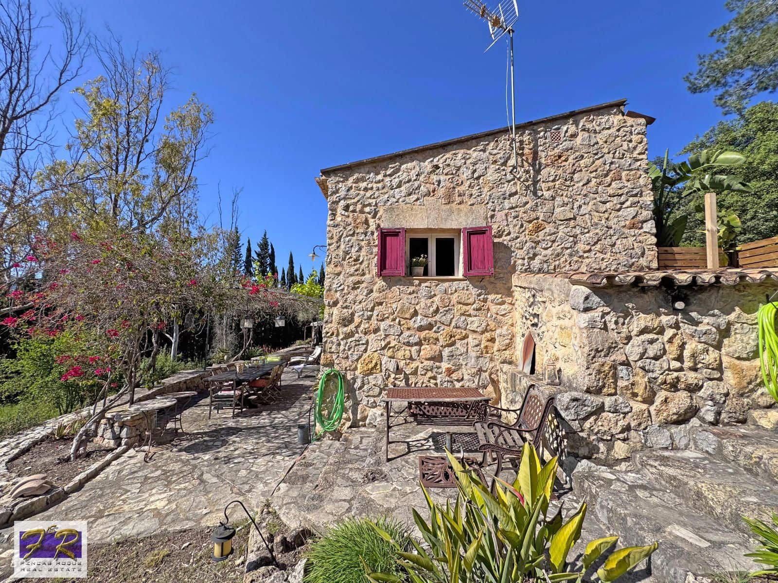 1 sypialnia Finka/Dom wiejski na sprzedaż w Buger z basenem garażem - 620 000 € (Ref: 9231865)