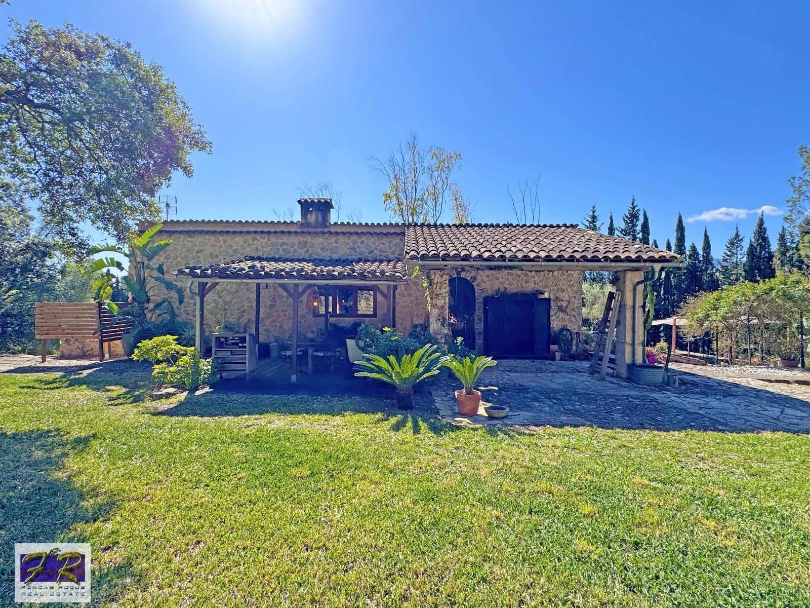 1 sypialnia Finka/Dom wiejski na sprzedaż w Buger z basenem garażem - 620 000 € (Ref: 9231865)