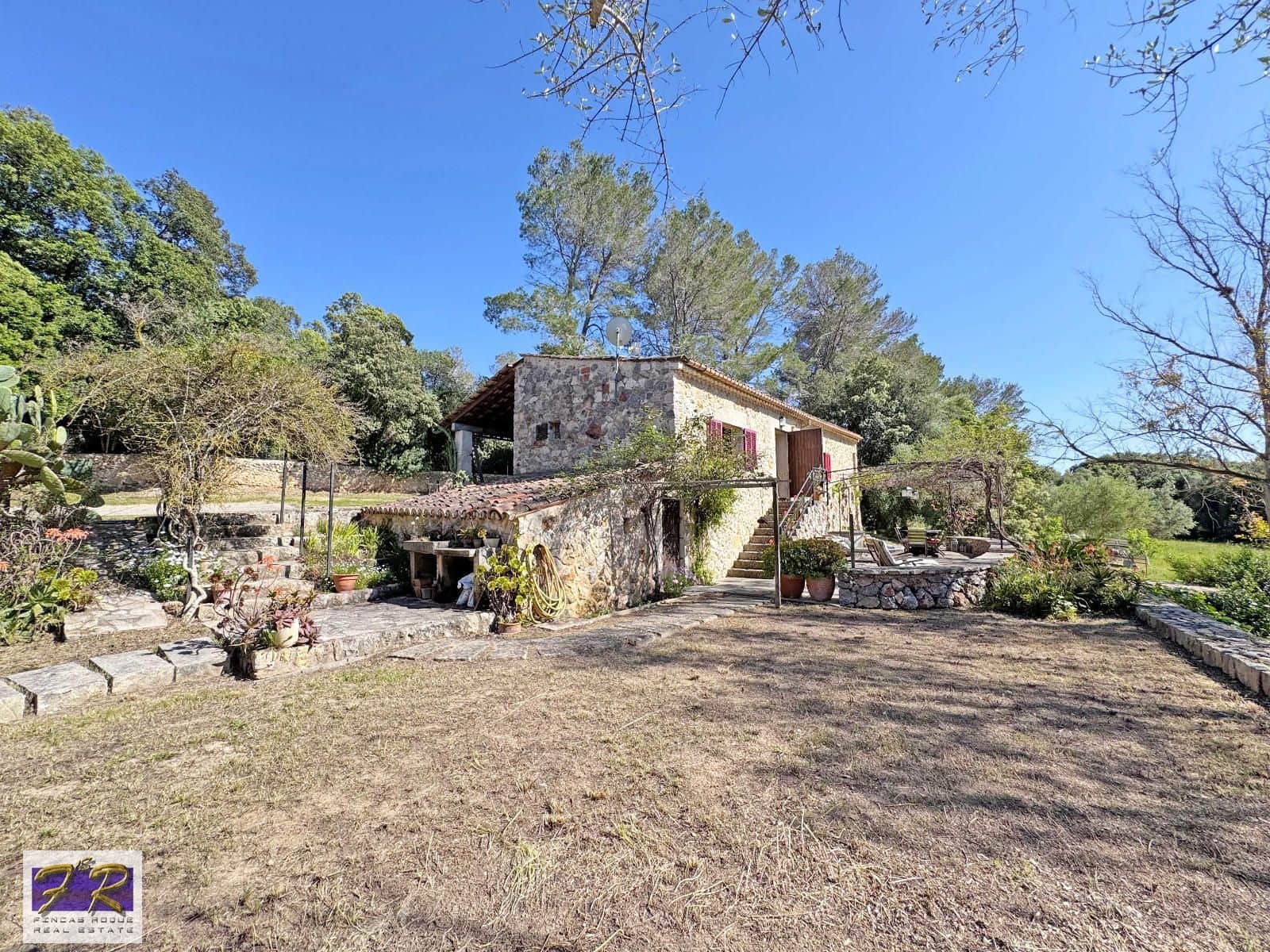 1 sypialnia Finka/Dom wiejski na sprzedaż w Buger z basenem garażem - 620 000 € (Ref: 9231865)