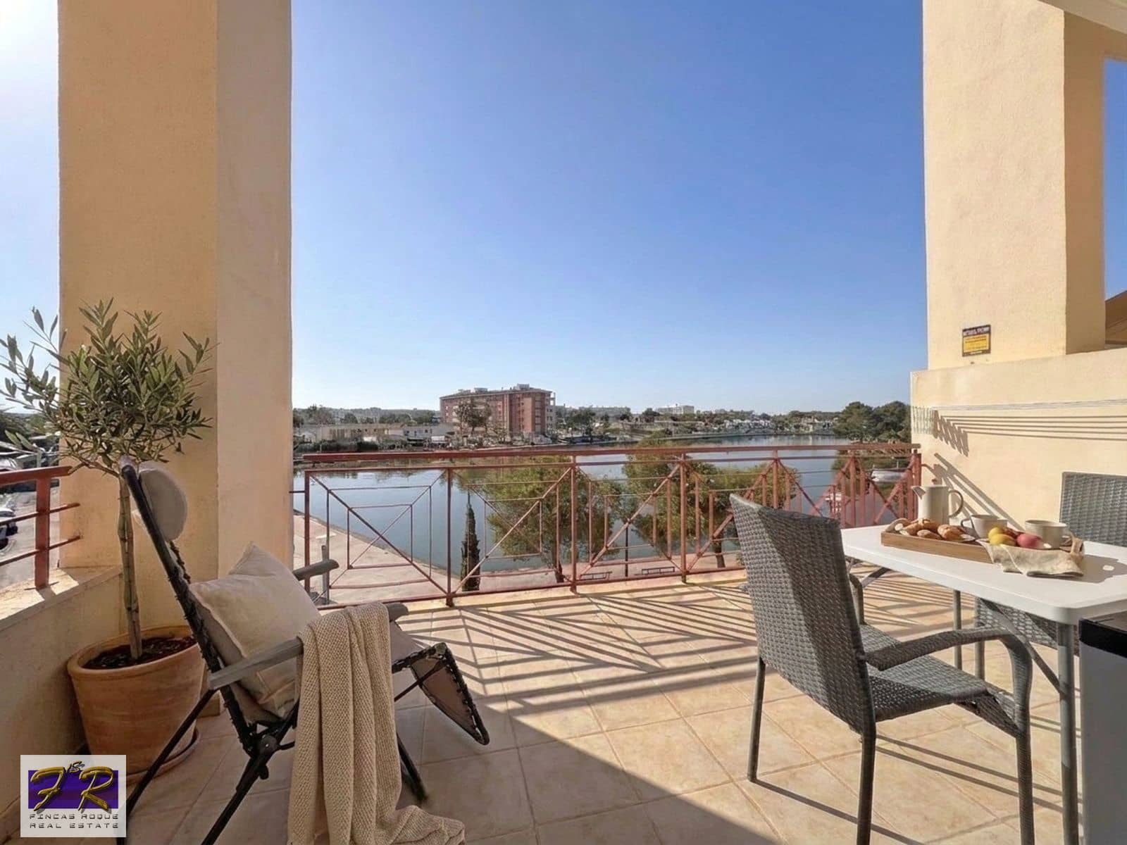 2 makuuhuone Asunto myytävänä paikassa Puerto de Alcudia mukana uima-altaan 
autotalli - 378 000 € (Ref: 9815155)