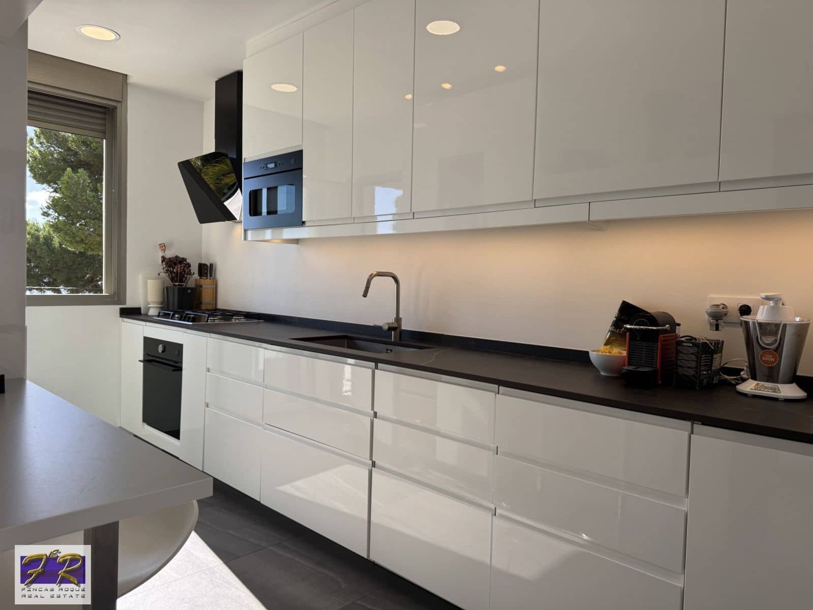 4 soverom Villa til salgs i Aucanada med svømmebasseng garasje - € 1 699 000 (Ref: 9877162)