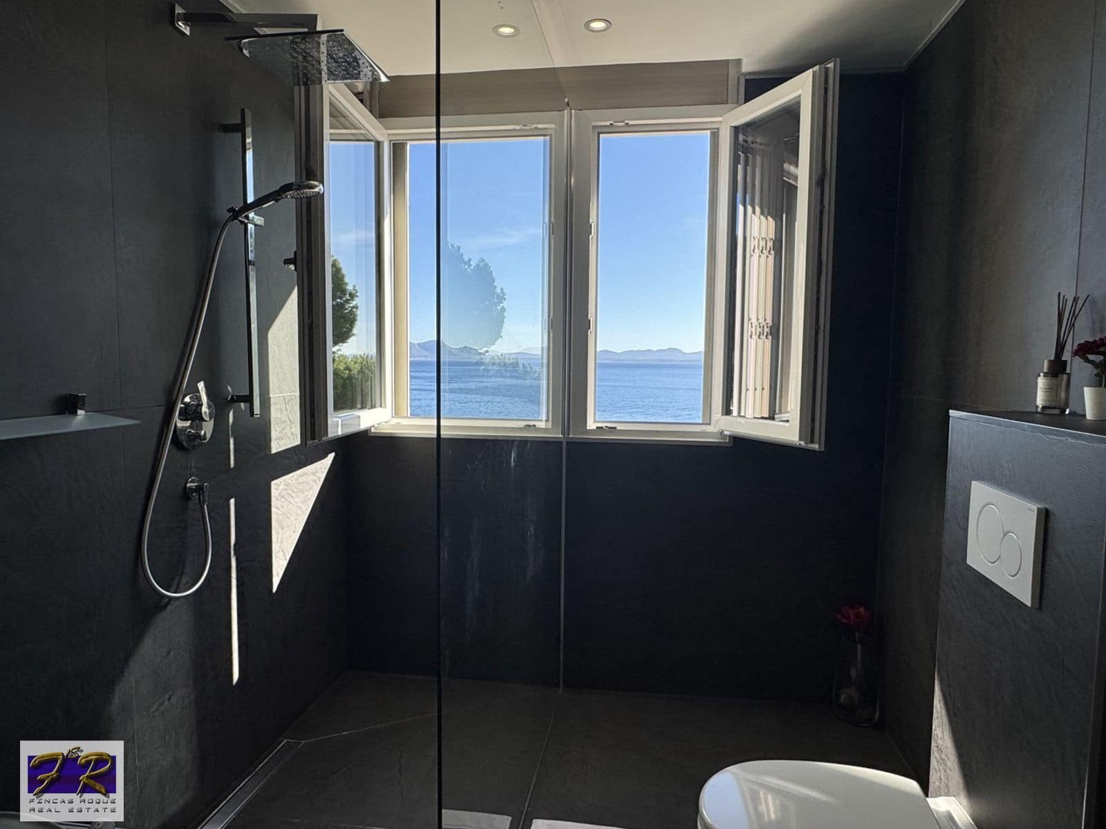 4 soverom Villa til salgs i Aucanada med svømmebasseng garasje - € 1 699 000 (Ref: 9877162)