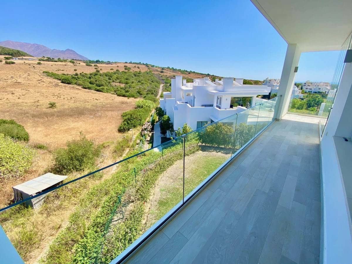 Apartamento de 3 habitaciones en Estepona en venta con piscina garaje - 699.000 € (Ref: 8495378)