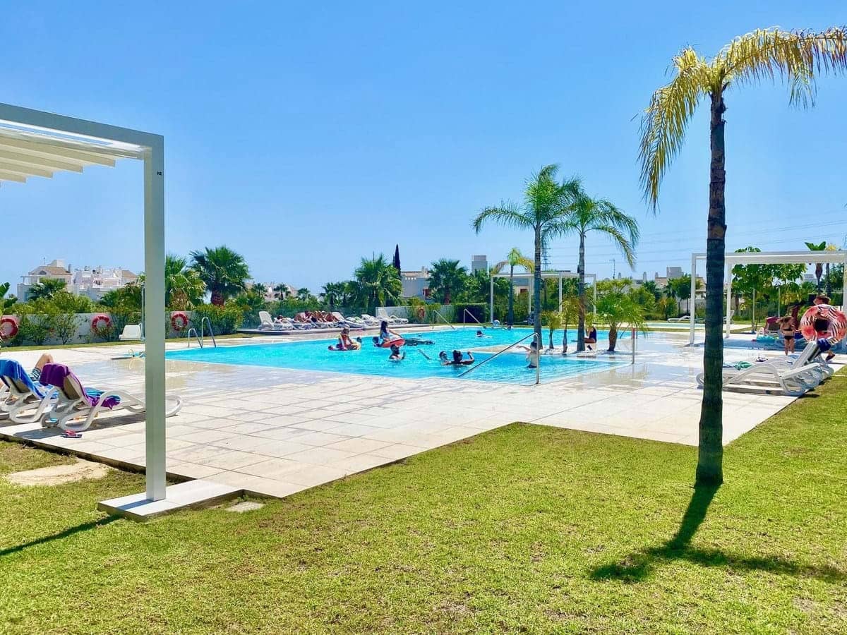 Apartamento de 3 habitaciones en Estepona en venta con piscina garaje - 699.000 € (Ref: 8495378)