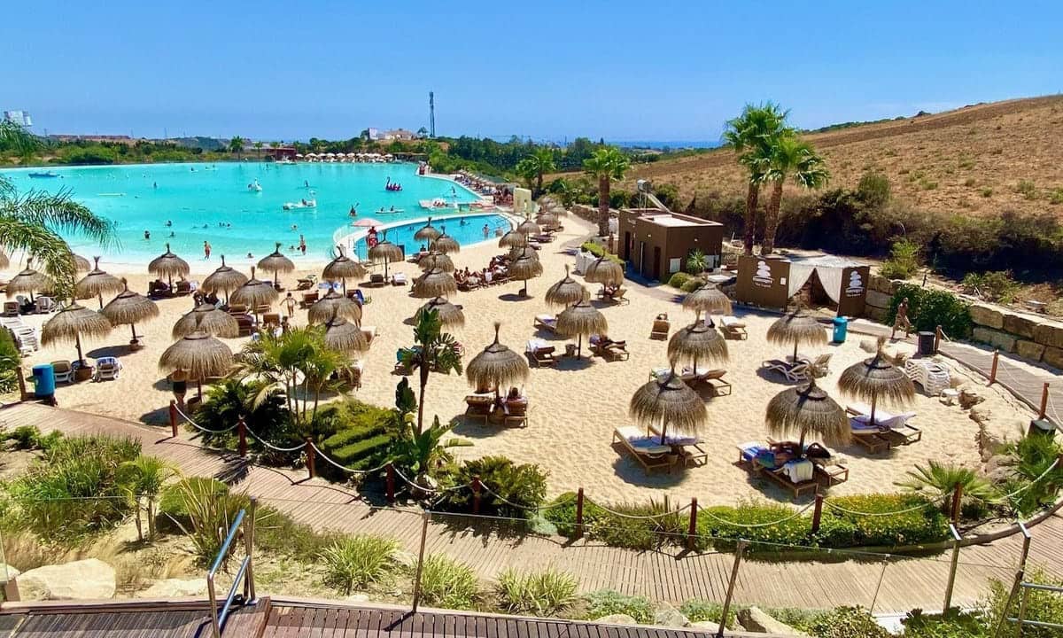 Apartamento de 3 habitaciones en Estepona en venta con piscina garaje - 699.000 € (Ref: 8495378)