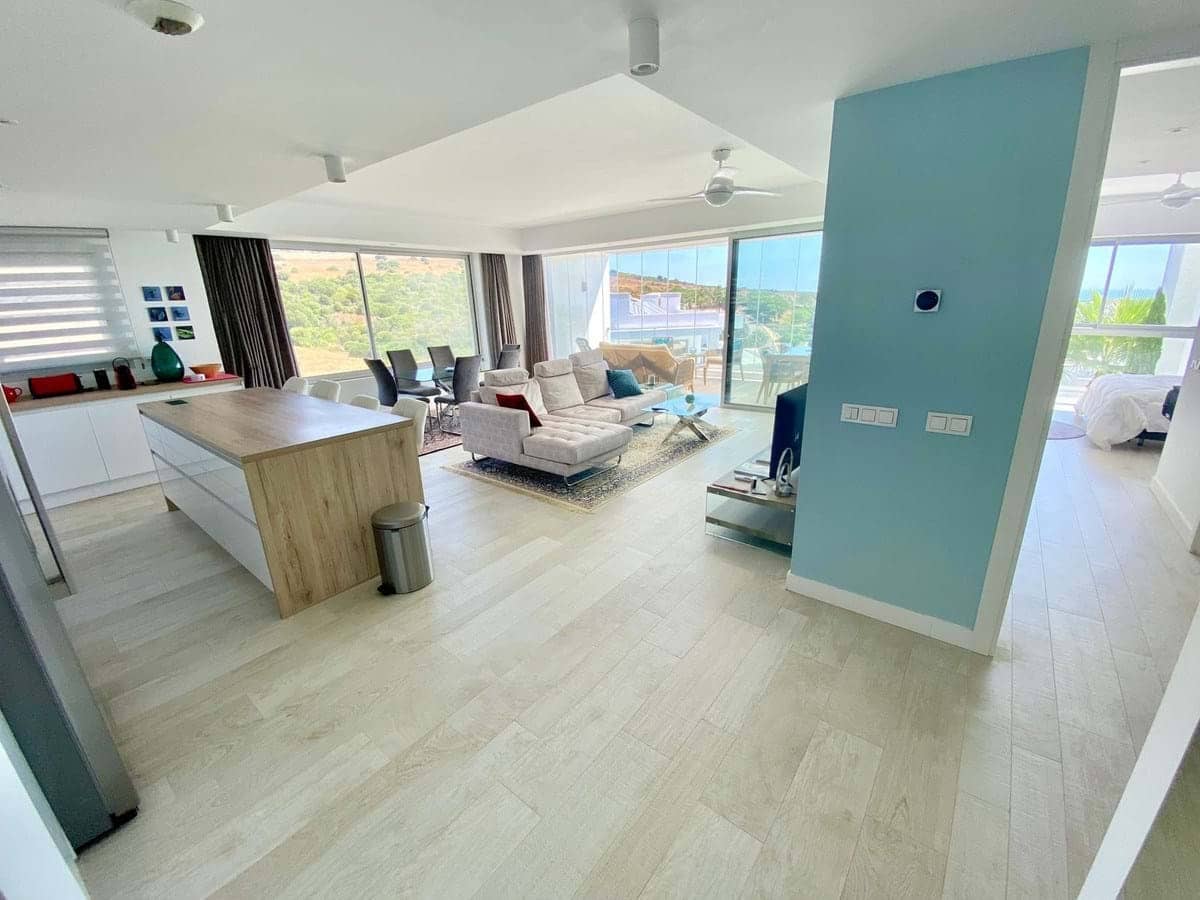 Apartamento de 3 habitaciones en Estepona en venta con piscina garaje - 699.000 € (Ref: 8495378)