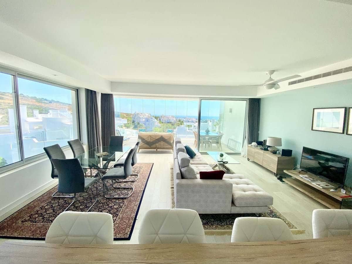 Apartamento de 3 habitaciones en Estepona en venta con piscina garaje - 699.000 € (Ref: 8495378)