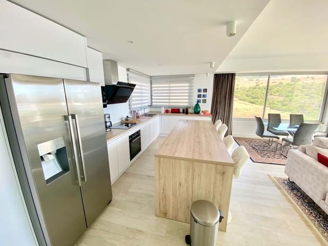 Apartamento de 3 habitaciones en Estepona en venta con piscina garaje - 699.000 € (Ref: 8495378)