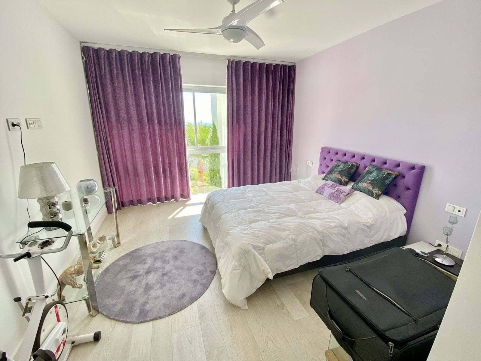 Apartamento de 3 habitaciones en Estepona en venta con piscina garaje - 699.000 € (Ref: 8495378)