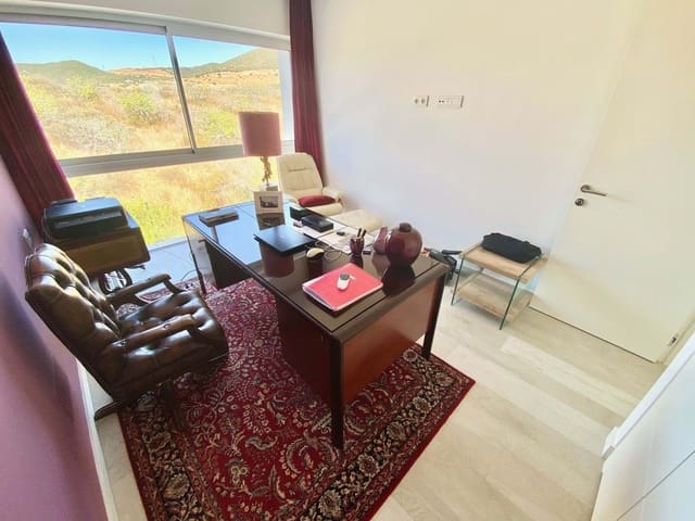 Apartamento de 3 habitaciones en Estepona en venta con piscina garaje - 699.000 € (Ref: 8495378)