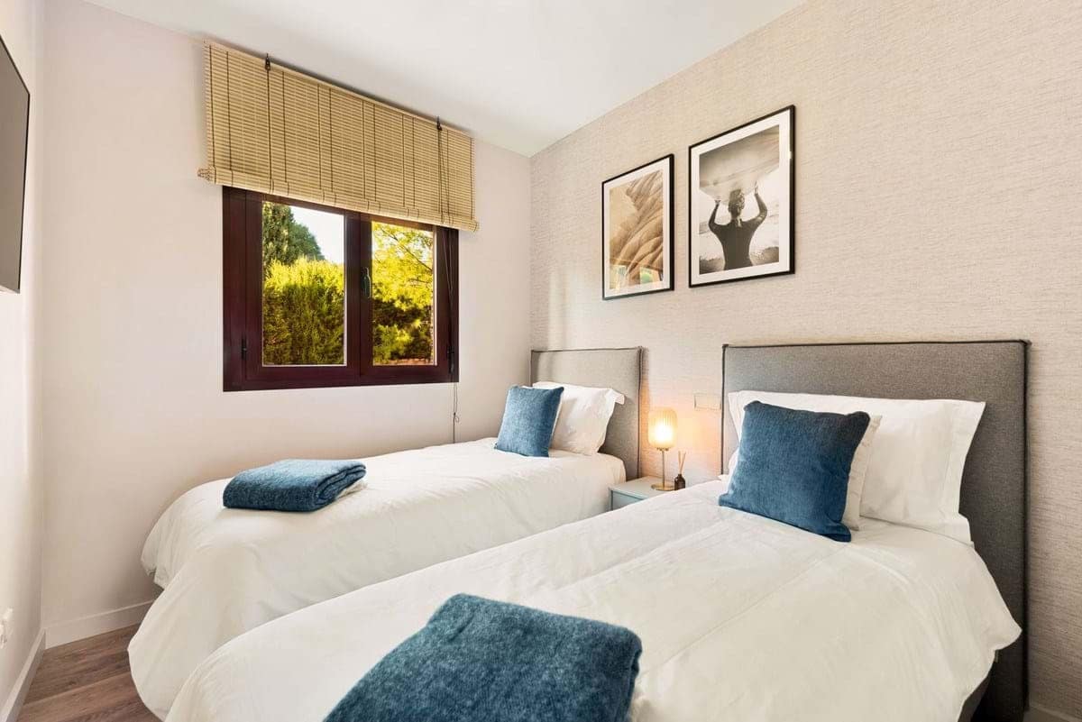 2 bedroom Apartment for sale in Benahavis with pool garage - € 299,000 (Ref: 9129401)