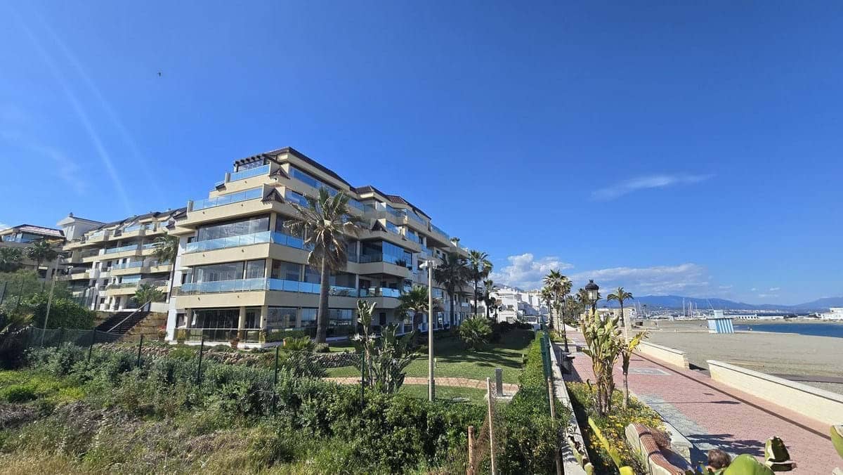 2 bedroom Apartment for sale in La Duquesa / Puerto de la Duquesa with pool garage - € 399,000 (Ref: 9176037)