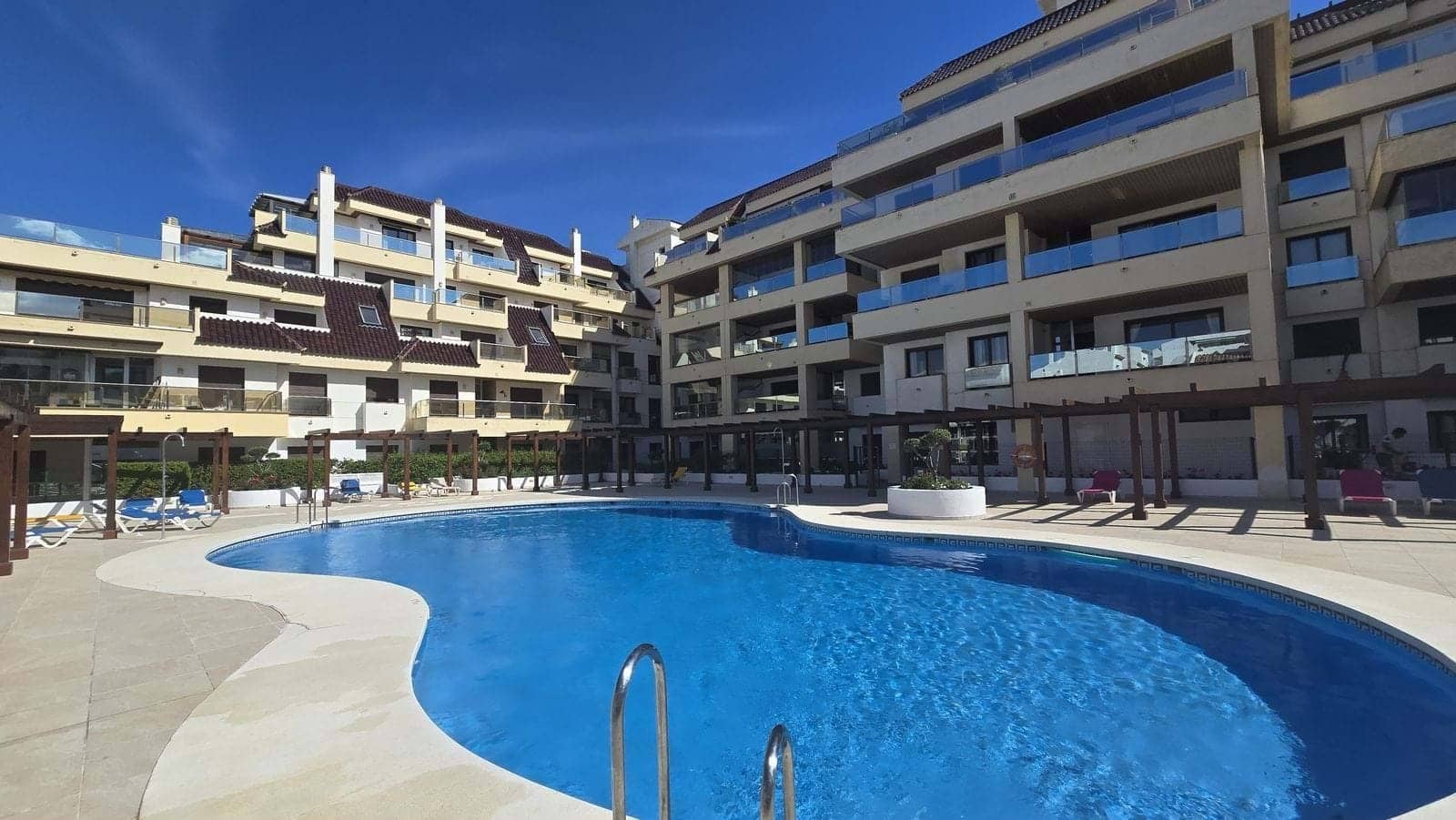 2 bedroom Apartment for sale in La Duquesa / Puerto de la Duquesa with pool garage - € 399,000 (Ref: 9176037)
