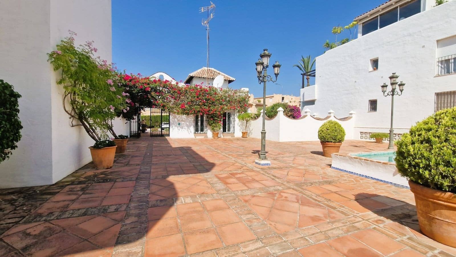 2 bedroom Apartment for sale in Marbella with pool - € 399,000 (Ref: 9177639)