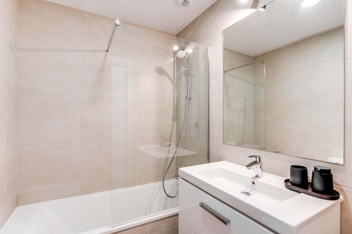 2 bedroom Apartment for sale in Malaga city with pool garage - € 439,000 (Ref: 9177974)