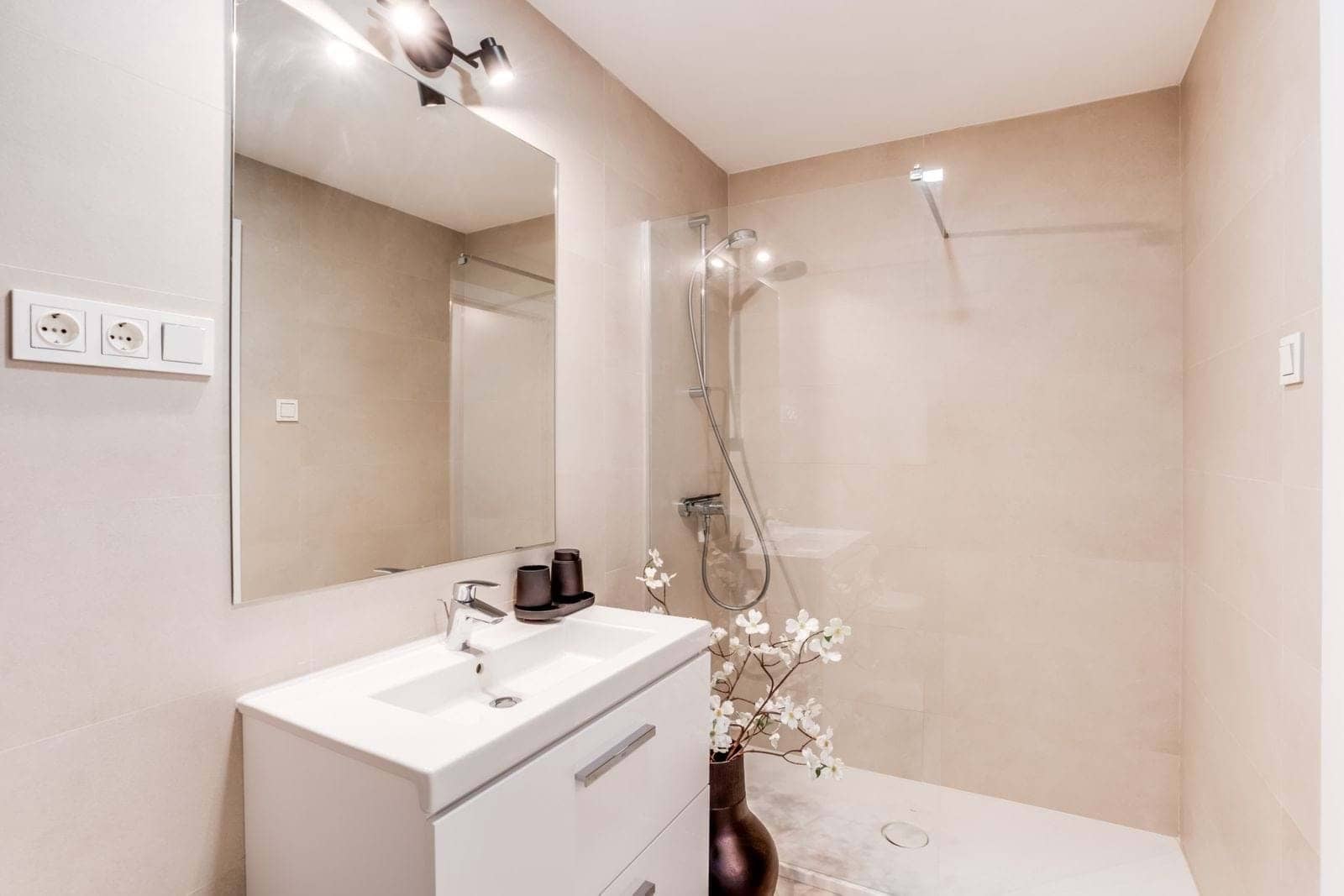 2 bedroom Apartment for sale in Malaga city with pool garage - € 439,000 (Ref: 9177974)