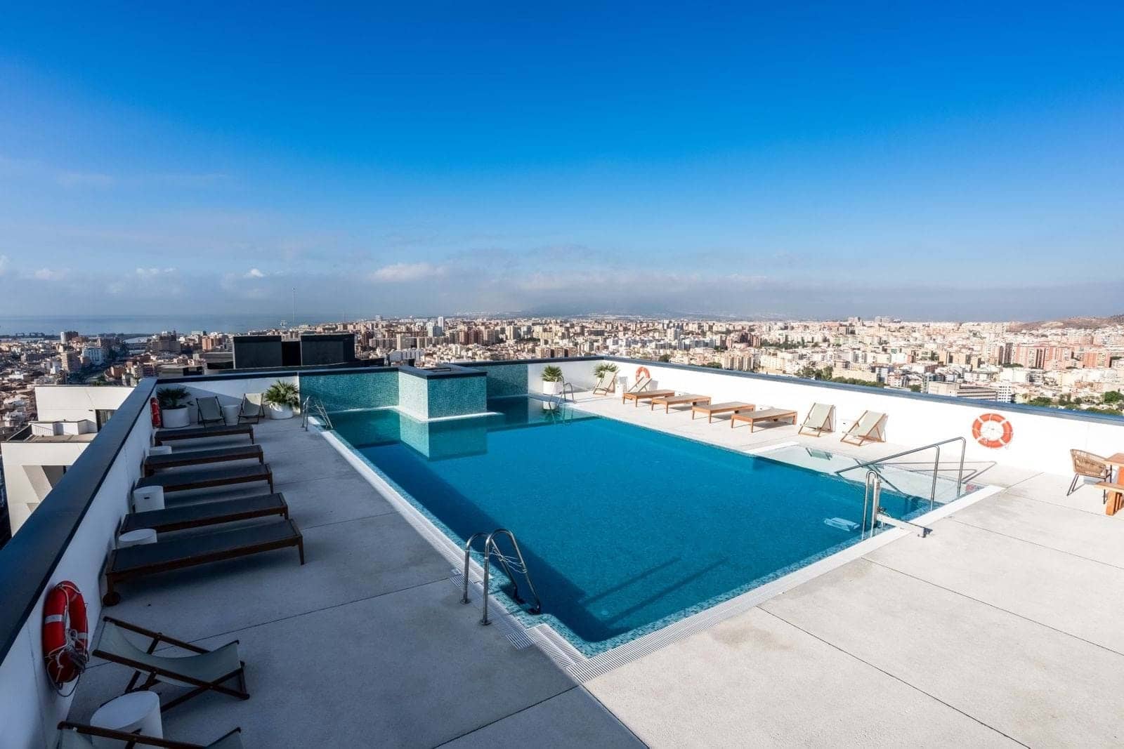 2 bedroom Apartment for sale in Malaga city with pool garage - € 439,000 (Ref: 9177974)