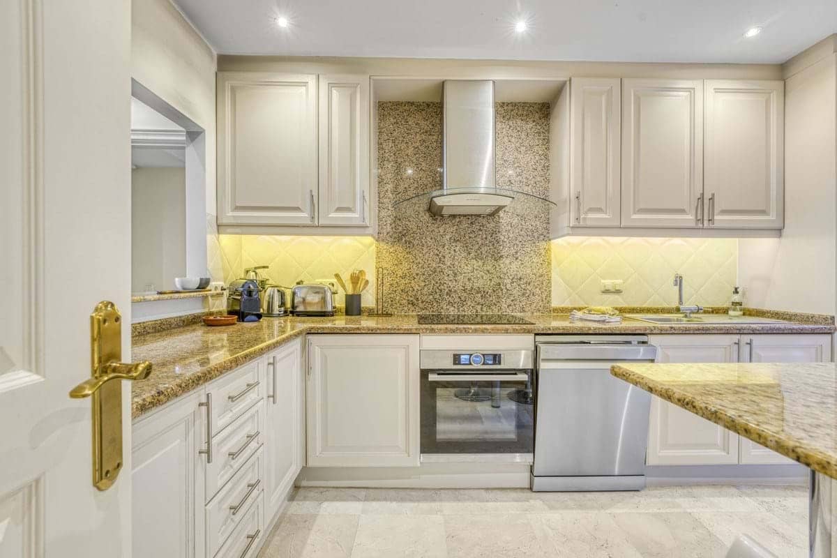 Apartamento de 2 habitaciones en Marbella en venta con piscina garaje - 480.000 € (Ref: 9180395)