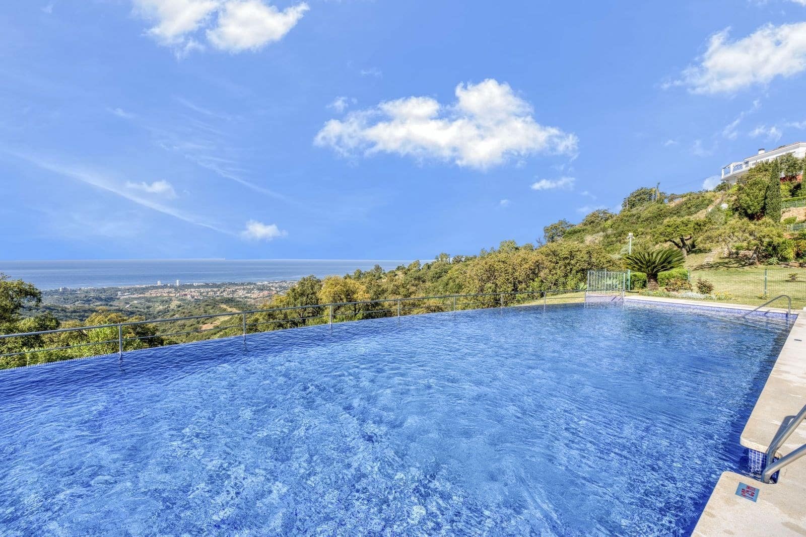 Apartamento de 2 habitaciones en Marbella en venta con piscina garaje - 480.000 € (Ref: 9180395)