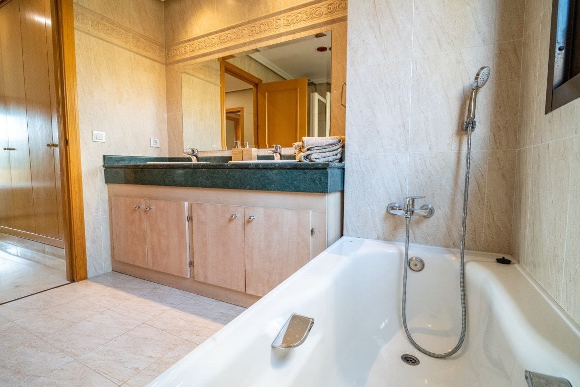 2 makuuhuone Huoneisto myytävänä paikassa Benahavis mukana uima-altaan 
autotalli - 450 000 € (Ref: 9180778)