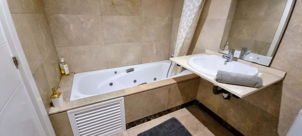 3 bedroom Apartment for sale in La Duquesa / Puerto de la Duquesa with pool garage - € 295,000 (Ref: 9184952)