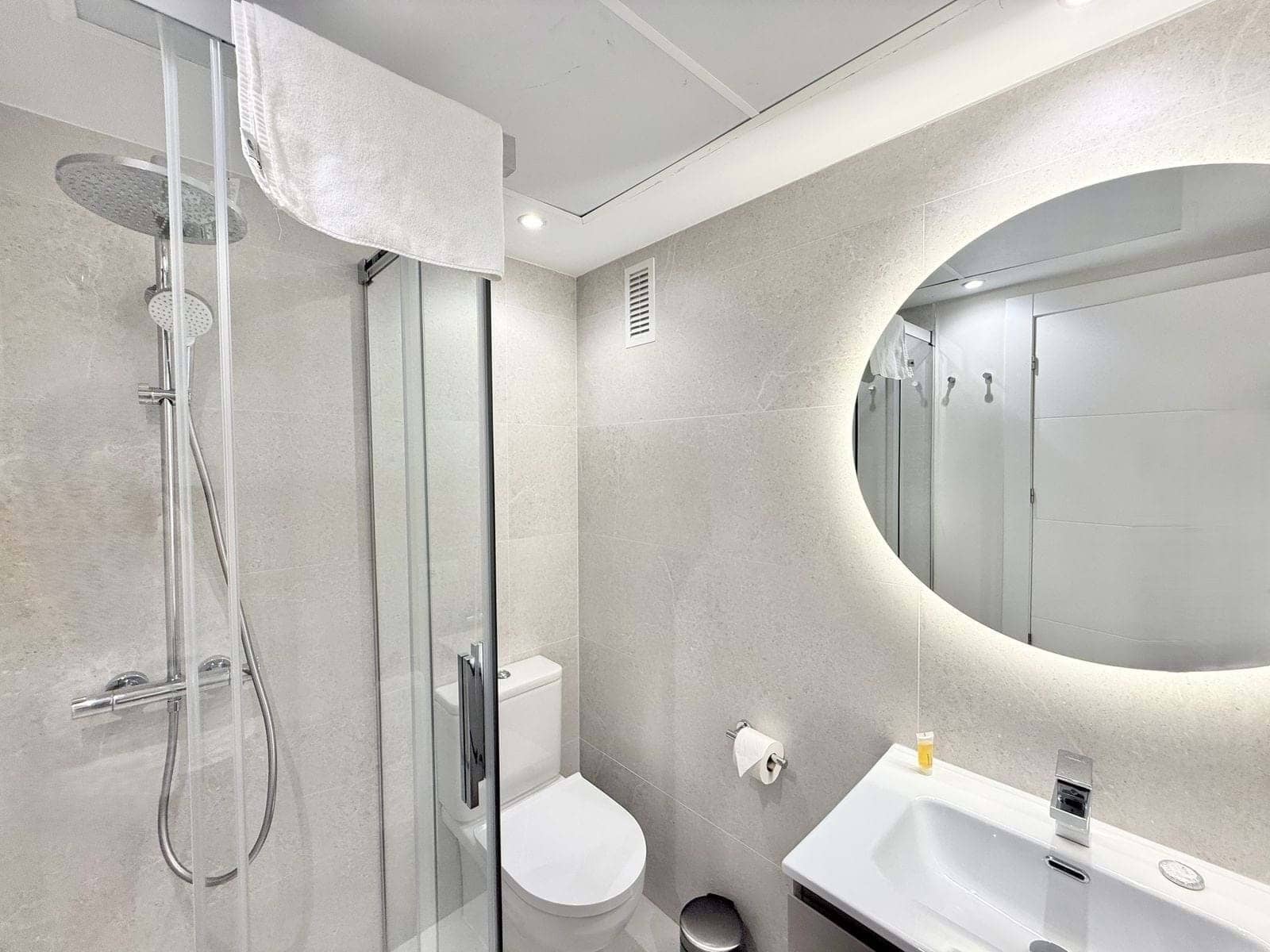 2 soverom Leilighet til salgs i Benahavis med svømmebasseng garasje - € 311 000 (Ref: 9185010)