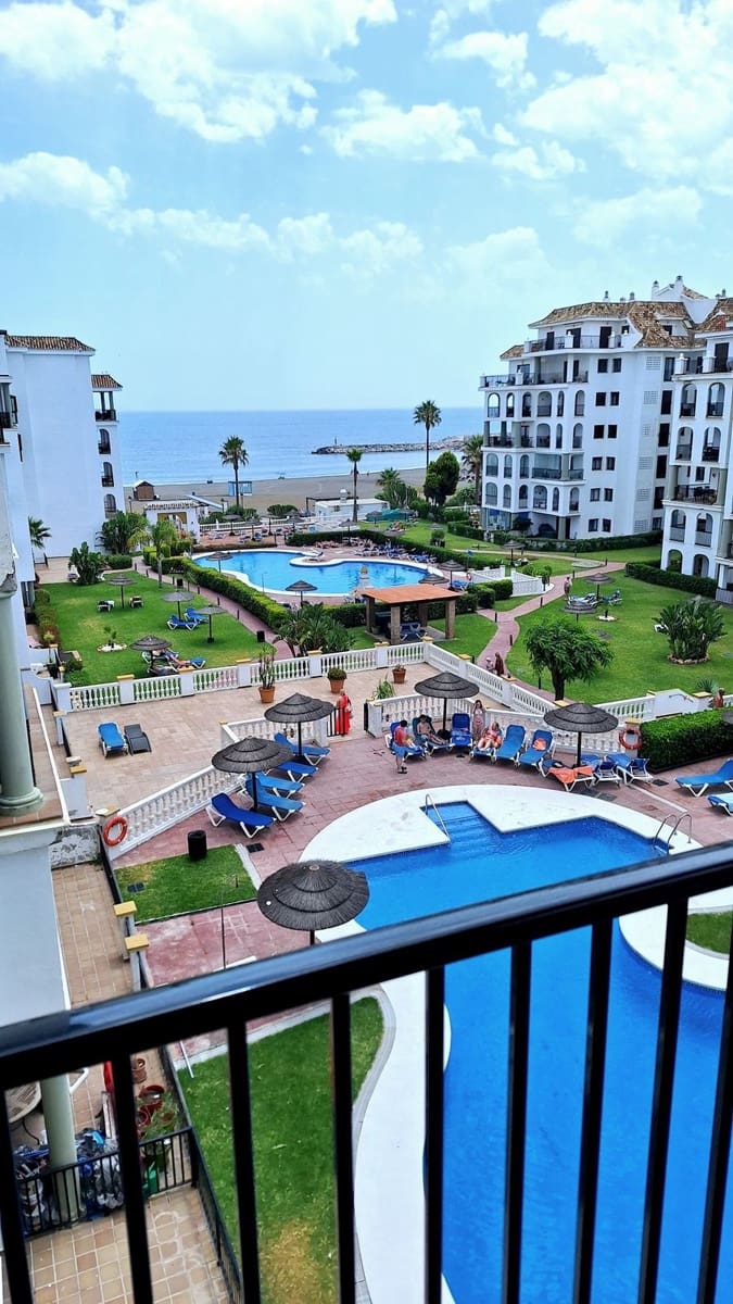2 bedroom Apartment for sale in La Duquesa / Puerto de la Duquesa with pool garage - € 345,000 (Ref: 9188006)