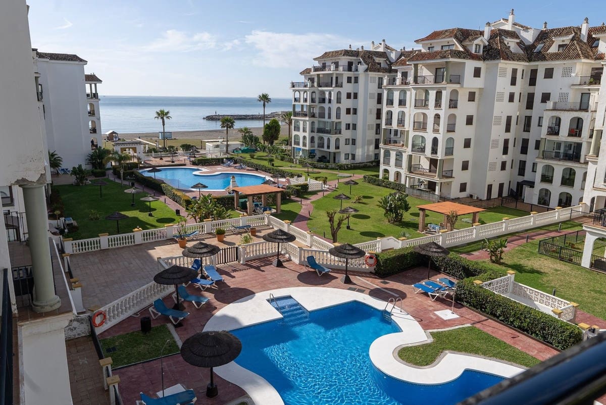 2 bedroom Apartment for sale in La Duquesa / Puerto de la Duquesa with pool garage - € 345,000 (Ref: 9188006)