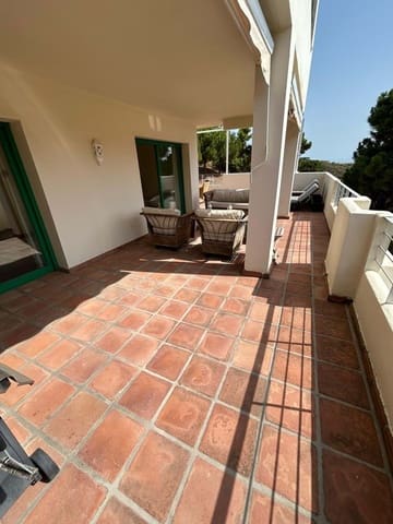 Apartamento de 2 habitaciones en Selwo, Estepona en venta con piscina garaje - 400.000 € (Ref: 9189000)