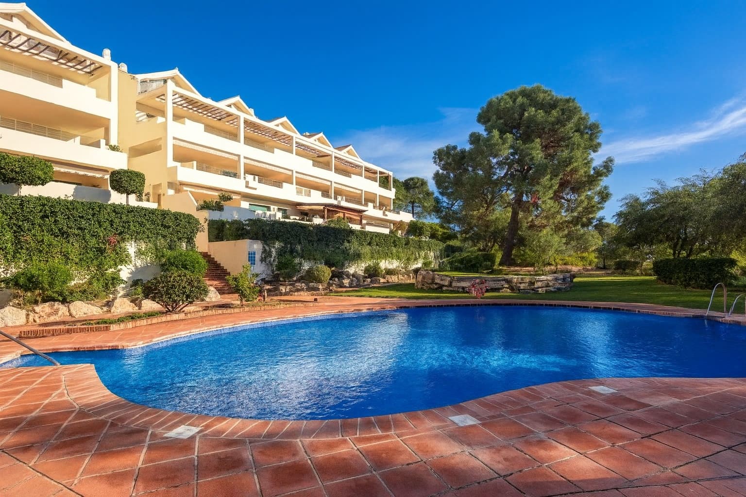 Apartamento de 2 habitaciones en New Golden Mile en venta con piscina garaje - 400.000 € (Ref: 9189000)